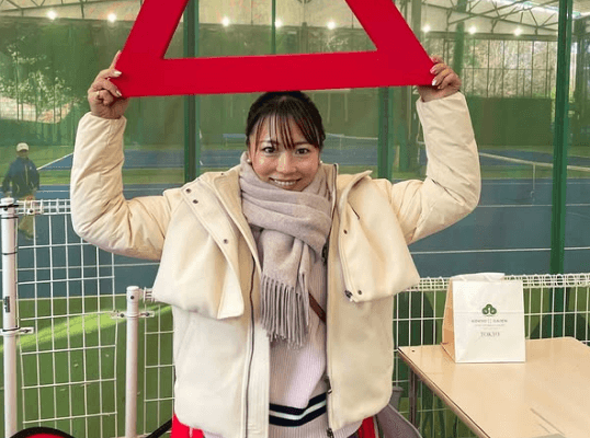 「アテンションプリーズ！」話題のプロテニス美女子、レアな”停止表示板・ショット”を披露「こんなの止まるしかあらへん」