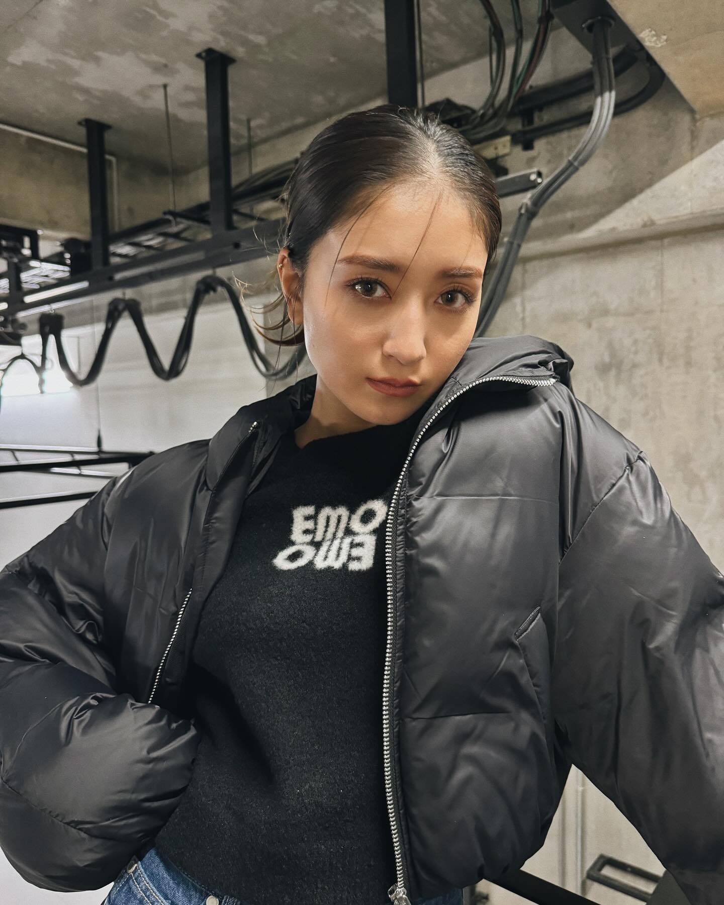 みちょぱ　ブラックコーデで2023を締めくくり🖤