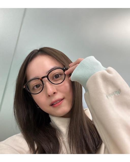 「メガネとリップのみ」佐々木希の最新ショットが美し過ぎると話題✨