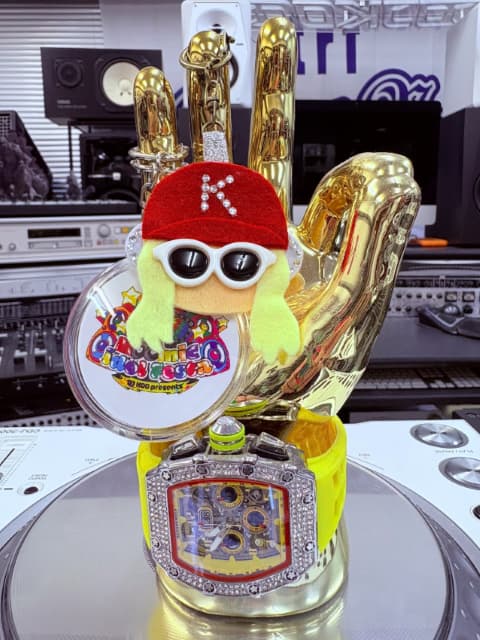 「KOO援団さんからお手製キーホルダーいただきました！！」DJ KOOの応援団がキーホルダーをプレゼントし本人大喜び