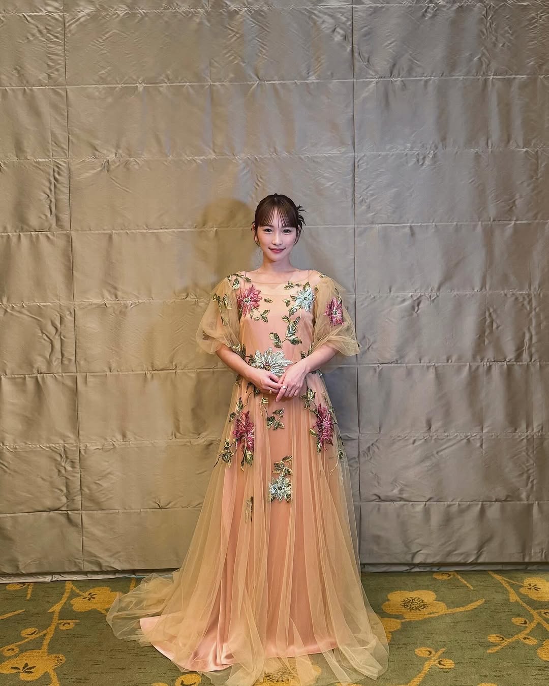 川栄李奈がHOT PEPPER Beauty AWARD 2025に出席、花柄のドレスに身を包みファンも感動「めっちゃ綺麗！」