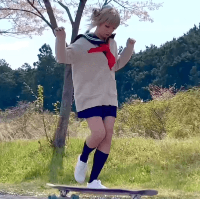 「コスプレ大好き！」美女スキムボーダー、ヒロアカ・トガヒミココスプレでスケートボーディングを披露！ファン注目の眼差し