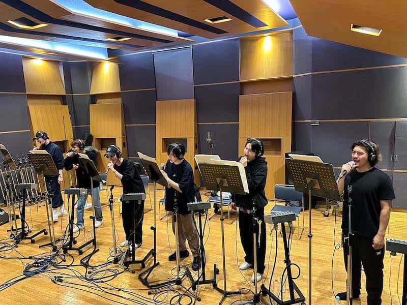 デビュー4周年を迎えたSixTONESがボーカル練習の様子を公開