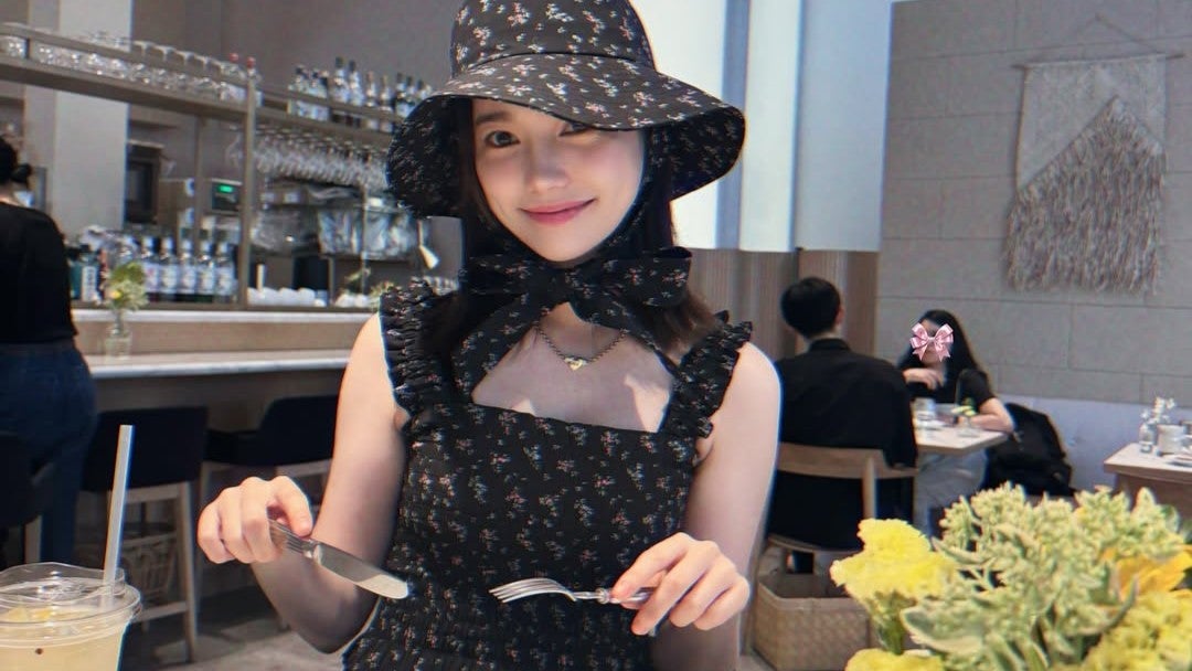 島崎遥香の“大人シック”な装いの食事ショット！