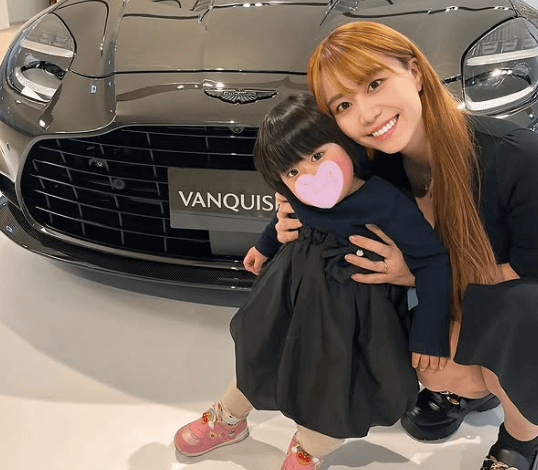 「これはかっこいい！」美女ママゴルファー、カーイベントへ！レアな愛娘とのほんわか2ショットにファン癒される「可愛いーありがとう」