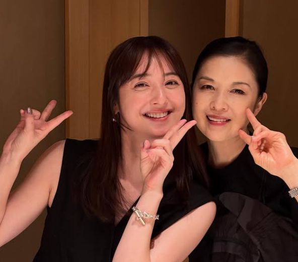 演歌歌手・藤あや子、秋田出身の佐々木希と久々に“黒コーデ”で再会