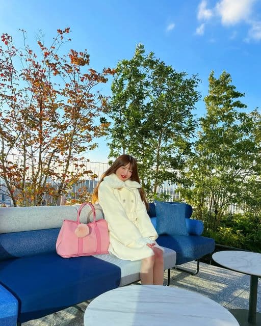 大食いアイドル・もえあず、母もピンク好き？！母から借りたバッグでお出かけショットを公開！