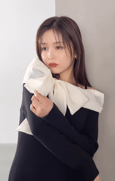 久間田琳加、キュートなワンピース姿でファンを魅了！おでこ出しスタイルも披露