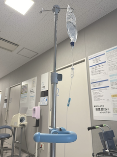 「自分がこんなことになるなんて」人気芸人が緊急検査で数日間絶食に… 突然の腹痛を告白