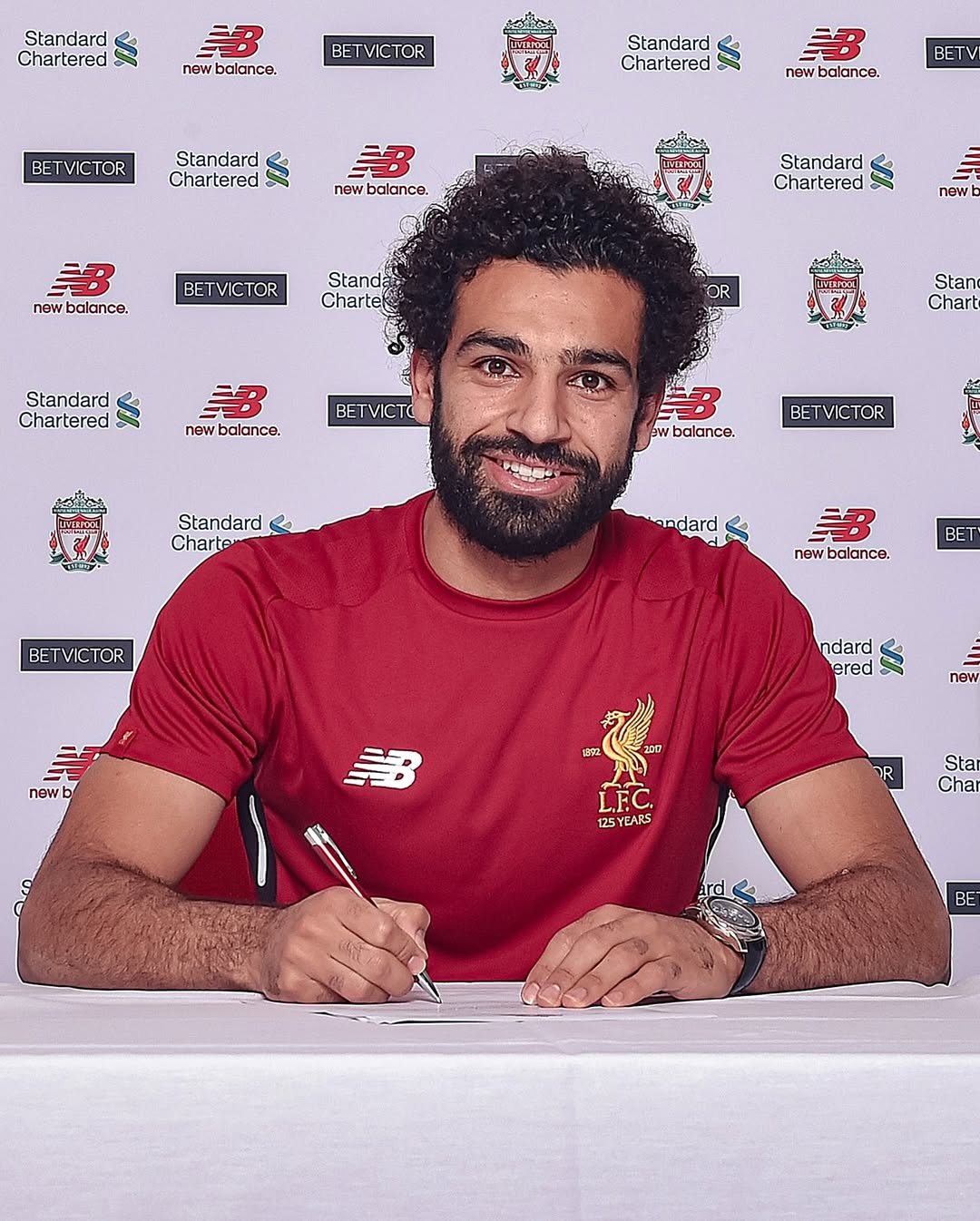 モハメド・サラーの“契約瞬間ショット”にファン歓喜「伝説の始まり」「この日を忘れない」