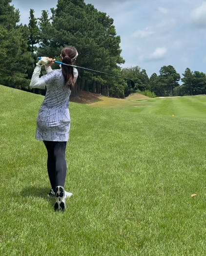 「マネジメント力が光る！」人気ゴルフ美女の“頭脳プレー”が話題に！右へのミスを防いだ秘策とは？