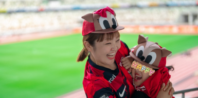 「笑顔が咲いた国立」柳原可奈子、家族でサッカー観戦に出かけたプライベートショットが話題に！