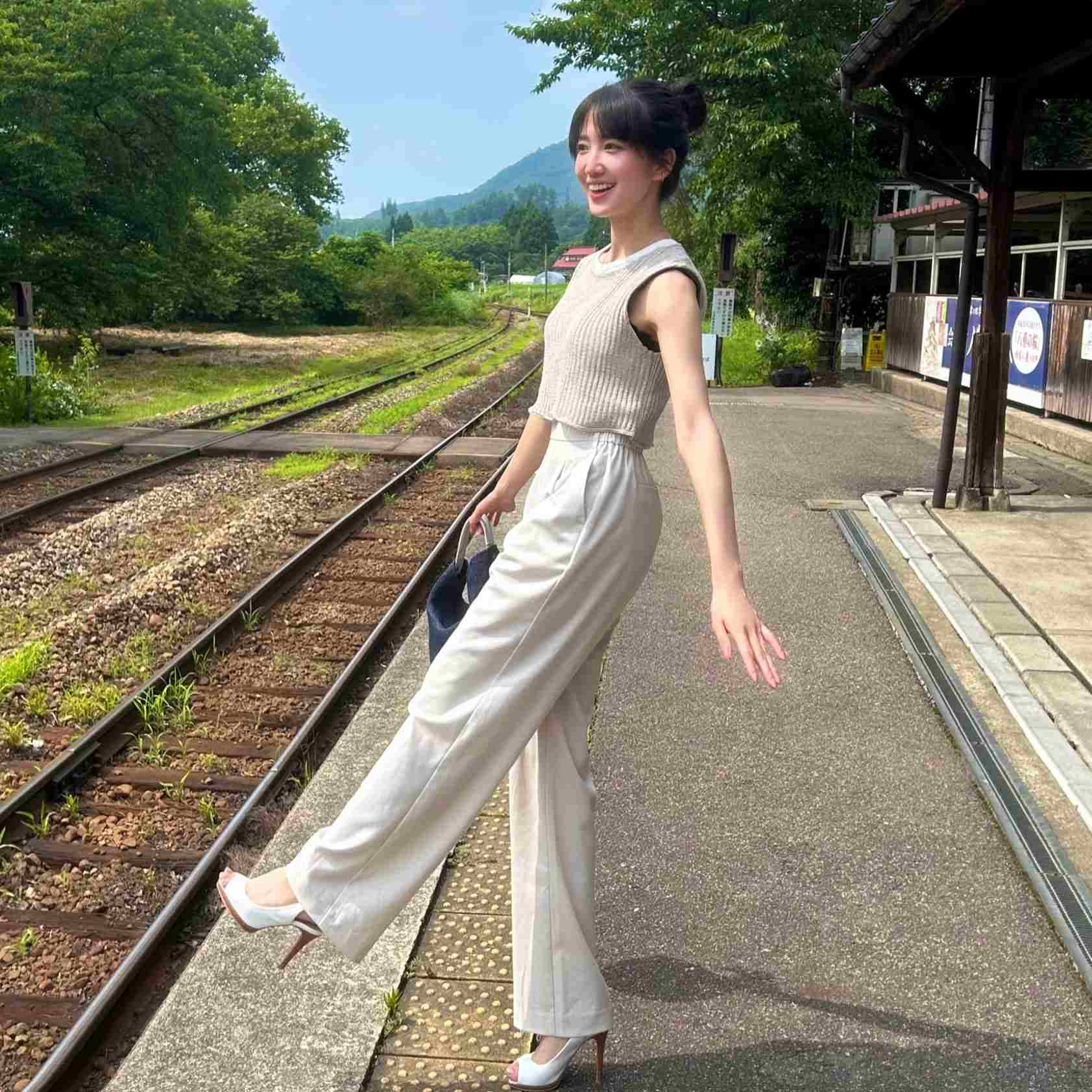 “日本一可愛い剣道女子”がお団子ヘア&爽やか夏コーデを公開！「スタイル抜群！」「美しいです」とファン歓喜