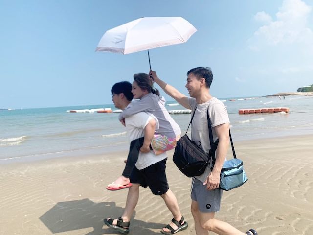 デヴィ夫人をおんぶする男性現る！？ いったいなぜ？？🧐