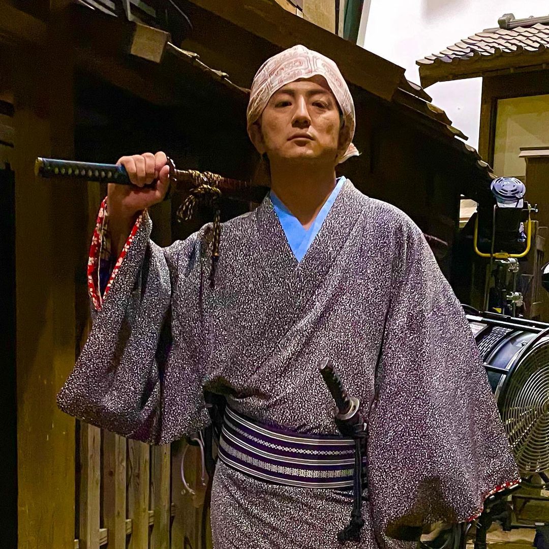 刀と銃を携えて...💥上地雄輔さんが