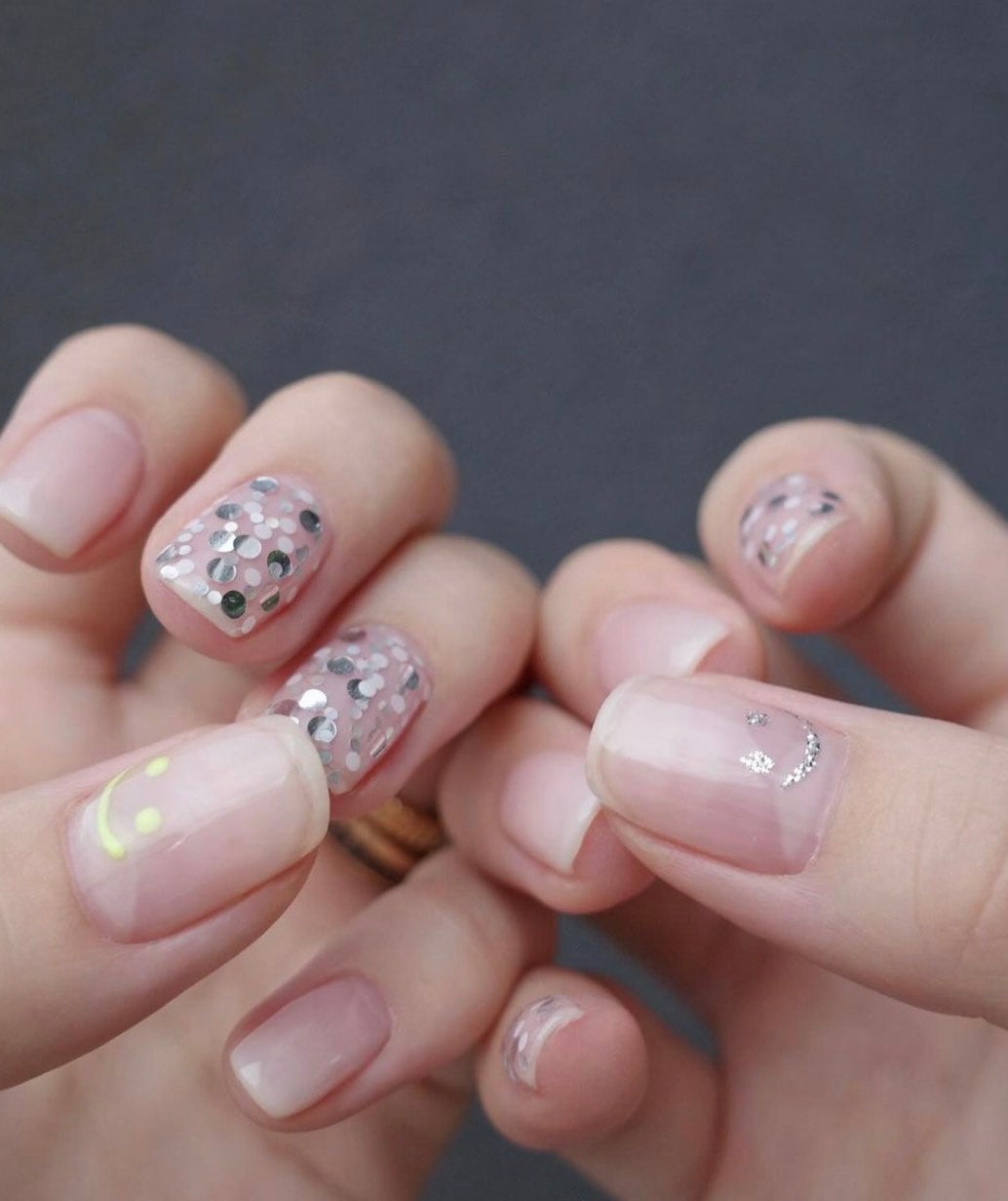 あの人気モデルが自身の新ネイル公開！「ニコちゃん可愛い」