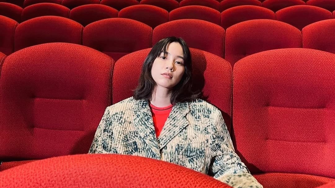 “映画館に咲く孤高の存在感” …のん、最新MV撮影のオフショット公開にファン熱狂