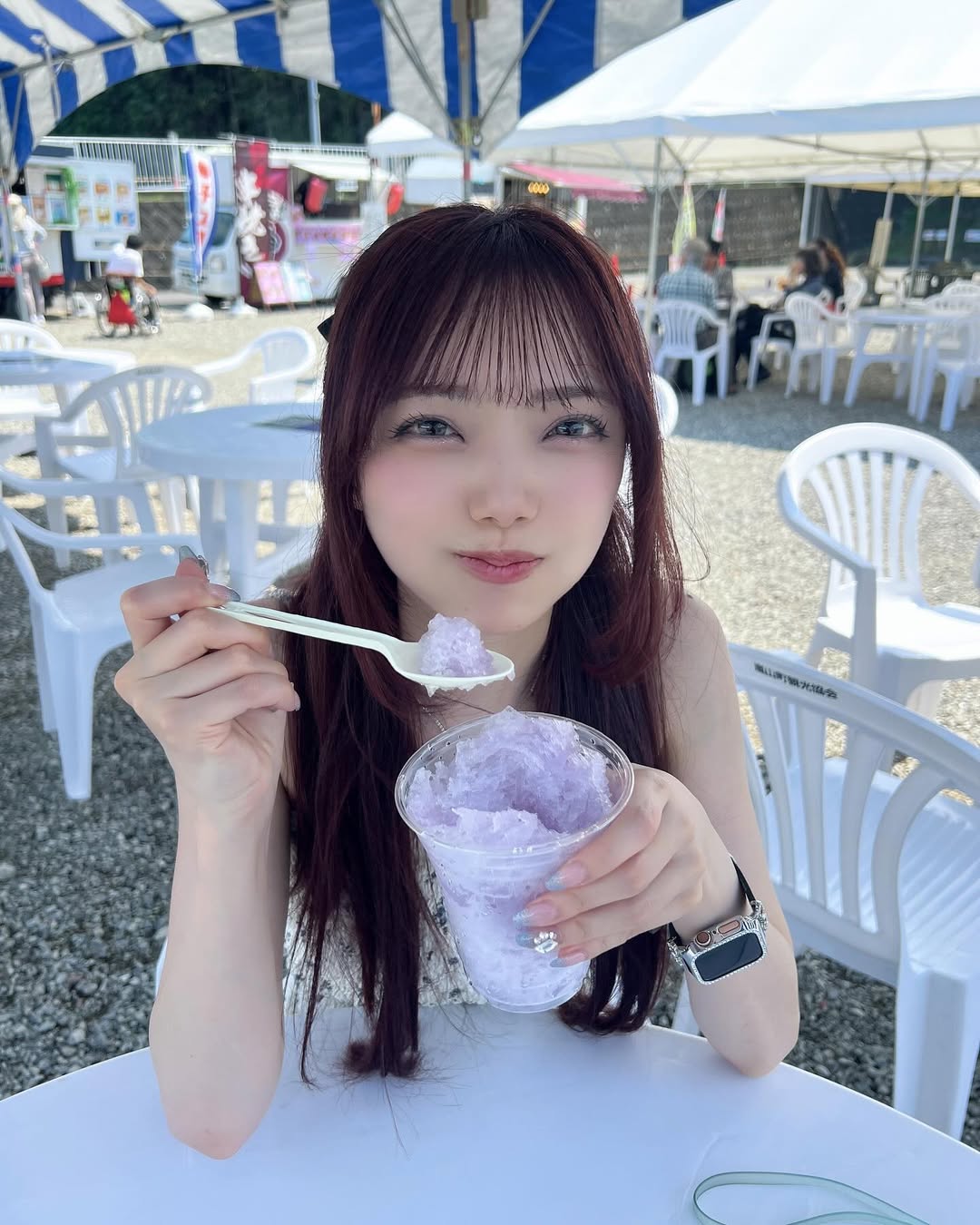 ”リアル等身大フィギュア”アイドル、珍しいラベンダー味のかき氷で夏を満喫！