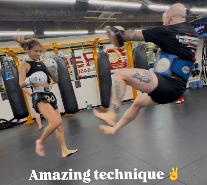 『キックで空中にふっ飛んだ！？』ムエタイ美女、アニメクラスの超絶キックをぶちかます！ファン衝撃「めちゃくちゃイケメンです」