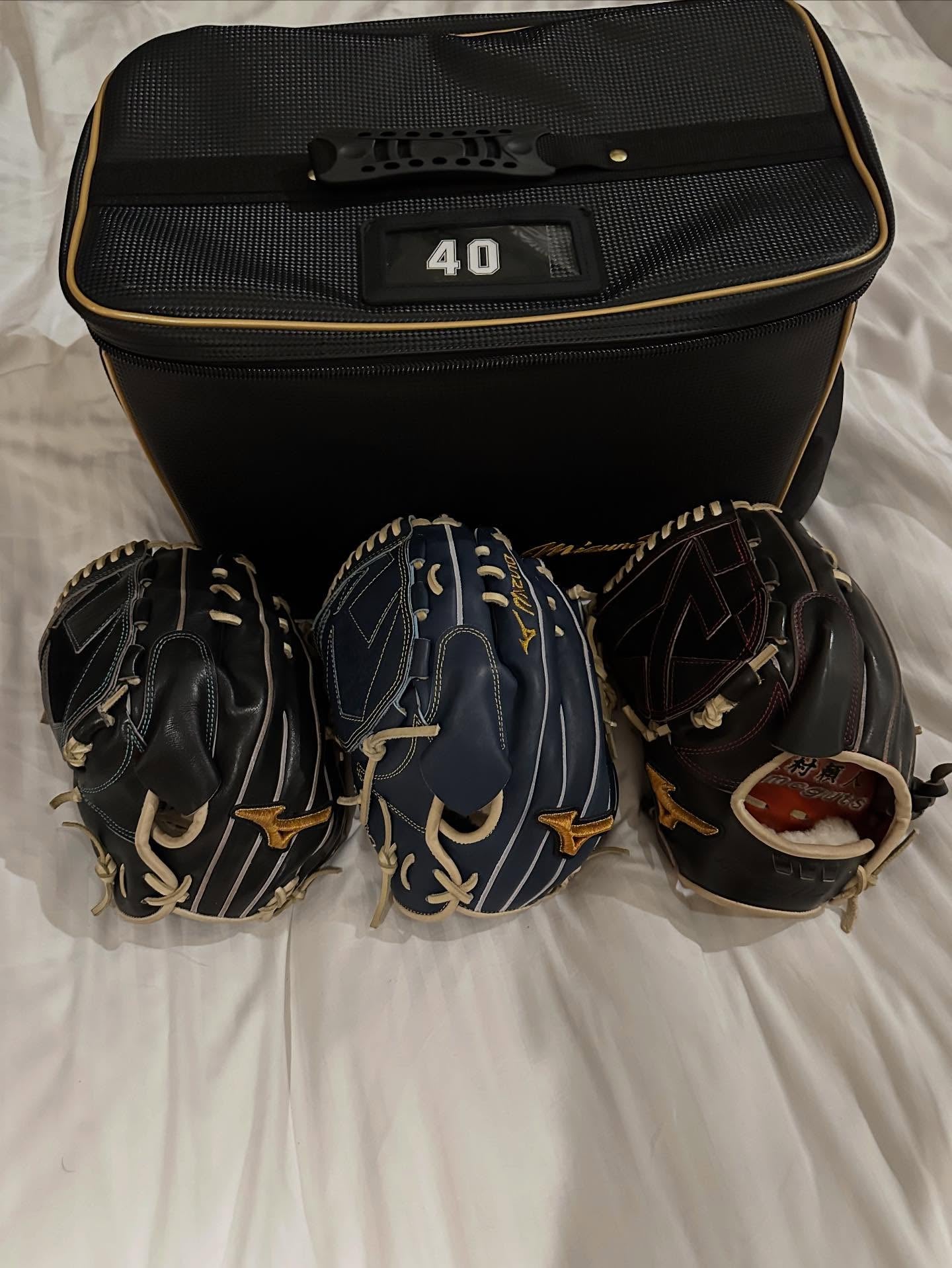 奥村頼人がキャンプイン  背番号40のグローブと意気込みを語る