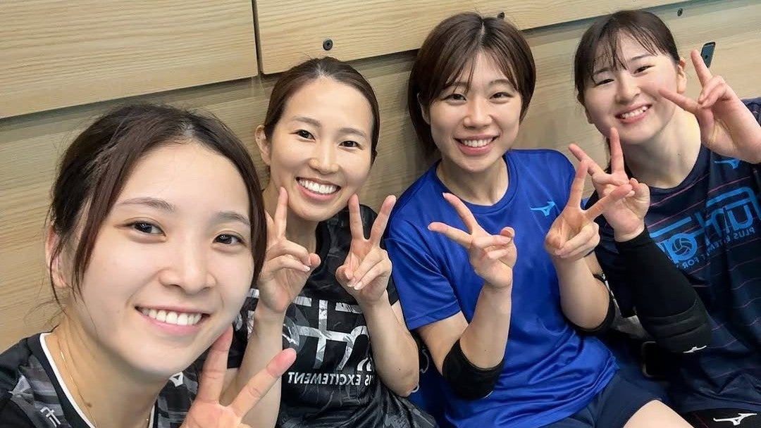 汗と笑顔がまぶしい…美女バレー選手たちの“練習オフショット”が話題に