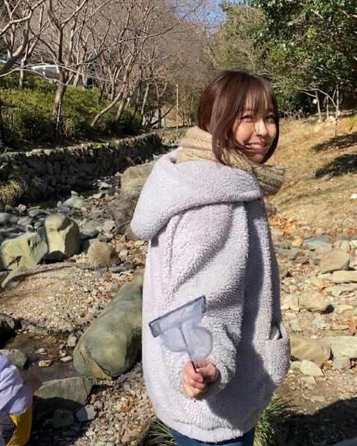 「怒りながら救出」寺川奈津美、ぽかぽか陽気に笑顔で川遊びもプチハプニングあり！？