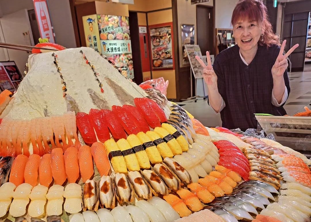 元女子プロレスラー・大森ゆかり、寿司タワーと笑顔の2ショット公開 「お寿司大好き！」