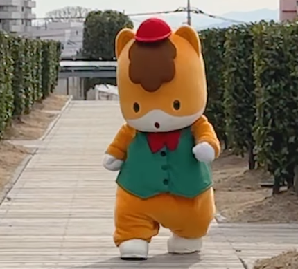 ぐんまちゃん、県庁ウッドデッキでお散歩ショット公開