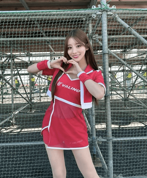 「可愛いすぎる～」あの超人気Rクイーン、ファン大好評のバリノガールコス＆ハートフル・ショット披露で釘付けに！