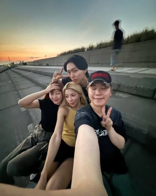 大人気YouTuberのバッチリ決まったへそ出しコーデにファン悶絶 ”あの”インフルエンサーらと夏を楽しむ様子が話題