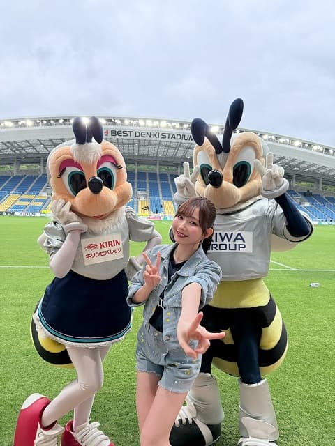 声優・青山なぎさがアビスパ福岡戦のハーフタイムに新曲披露！マスコットとのキュートなショットも