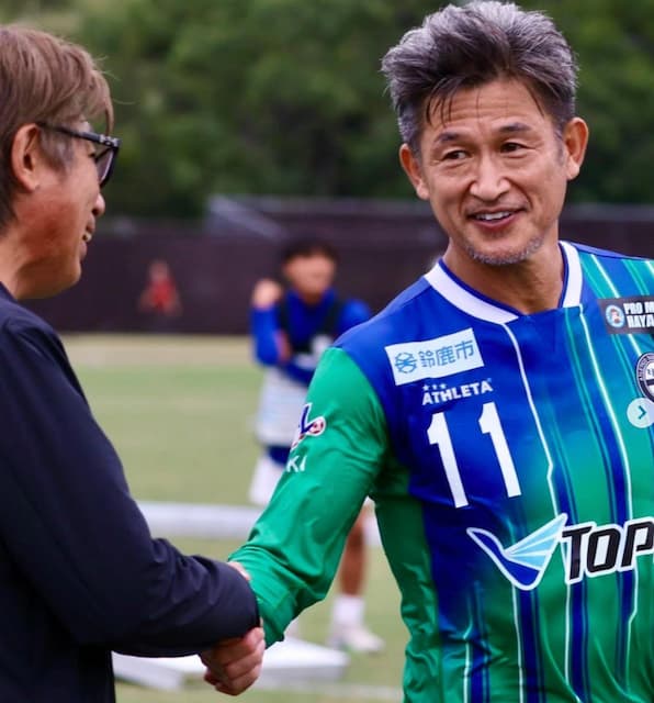 三浦泰年　現役の弟・キングカズと握手。サッカーを盛り上げるため奔走⚽️