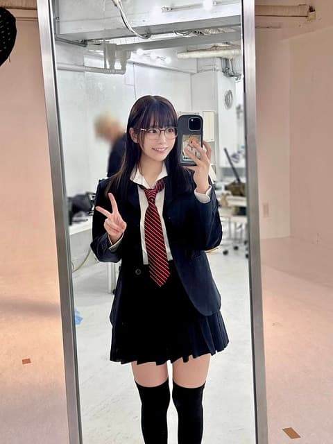 「こんな子がクラスに居たら…」人気コスプレイヤー・東雲うみの制服ショットにファン大歓喜！