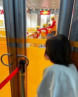 「なかなかの不審者してるね」人気タレントの最新投稿が話題に 娘を見守る姿にいいね続々