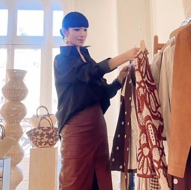 アンミカが「Sézane」の優しい色のレザースカートをGET！