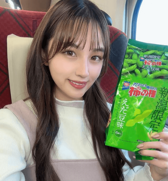 「新幹線に乗っただけで歓喜される美女」あのスポーツグラドル、”カリッと銘菓ショット”を披露しファンうっとり