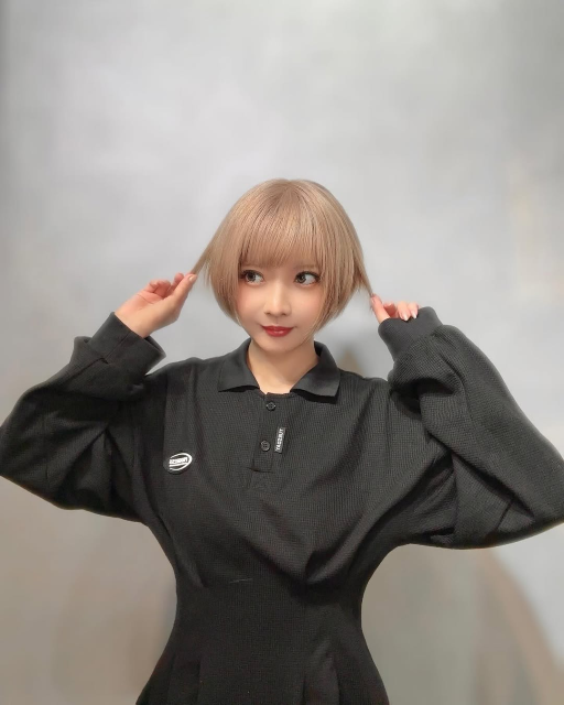 金髪ショートの天使！フォロワー26万超の人気コスプレイヤー、激カワショット投稿にファン「大好きです！」