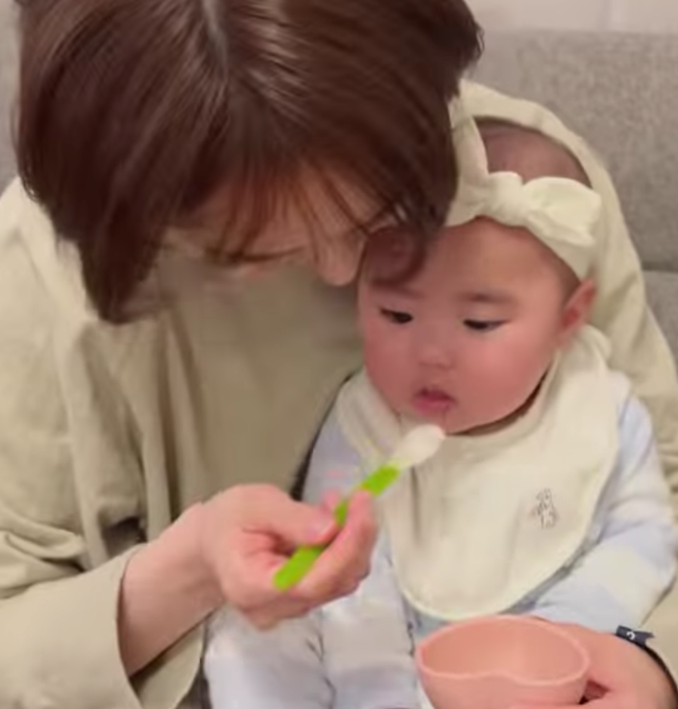 おのののかさんが“離乳食デビュー”動画を公開「頑張りすぎない子育て、やってきましょ〜✊🌸」