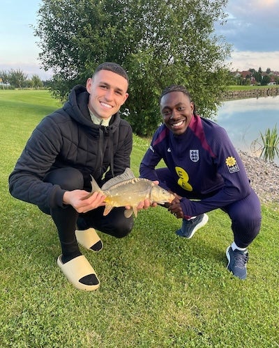 サッカー英代表が釣りデビュー 付き添いにあのマンCの選手が！