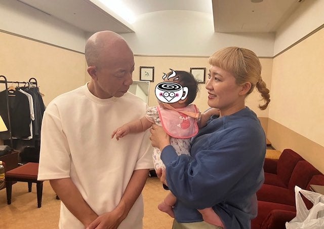 丸山桂里奈の赤ちゃんは小峠の頭に興味津々！「お友達と思ったのかな」