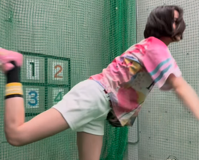 「始球式待ってます」美女タレント、100Kmのド迫力速球を魅せ反響！ワンピ→衣装チェンジシーンも大好評「最初のアップ可愛い過ぎ」