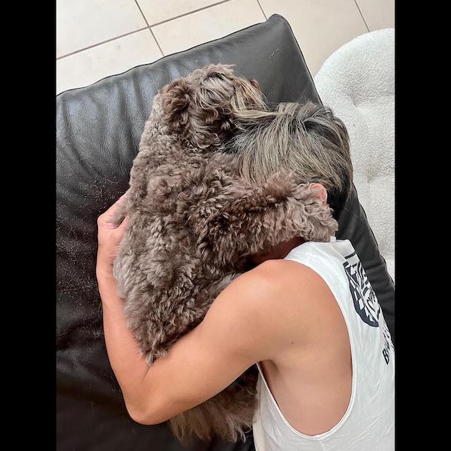 木村拓哉がハグショット公開😳💖抱きしめる姿がカッコ良すぎると話題に🌟