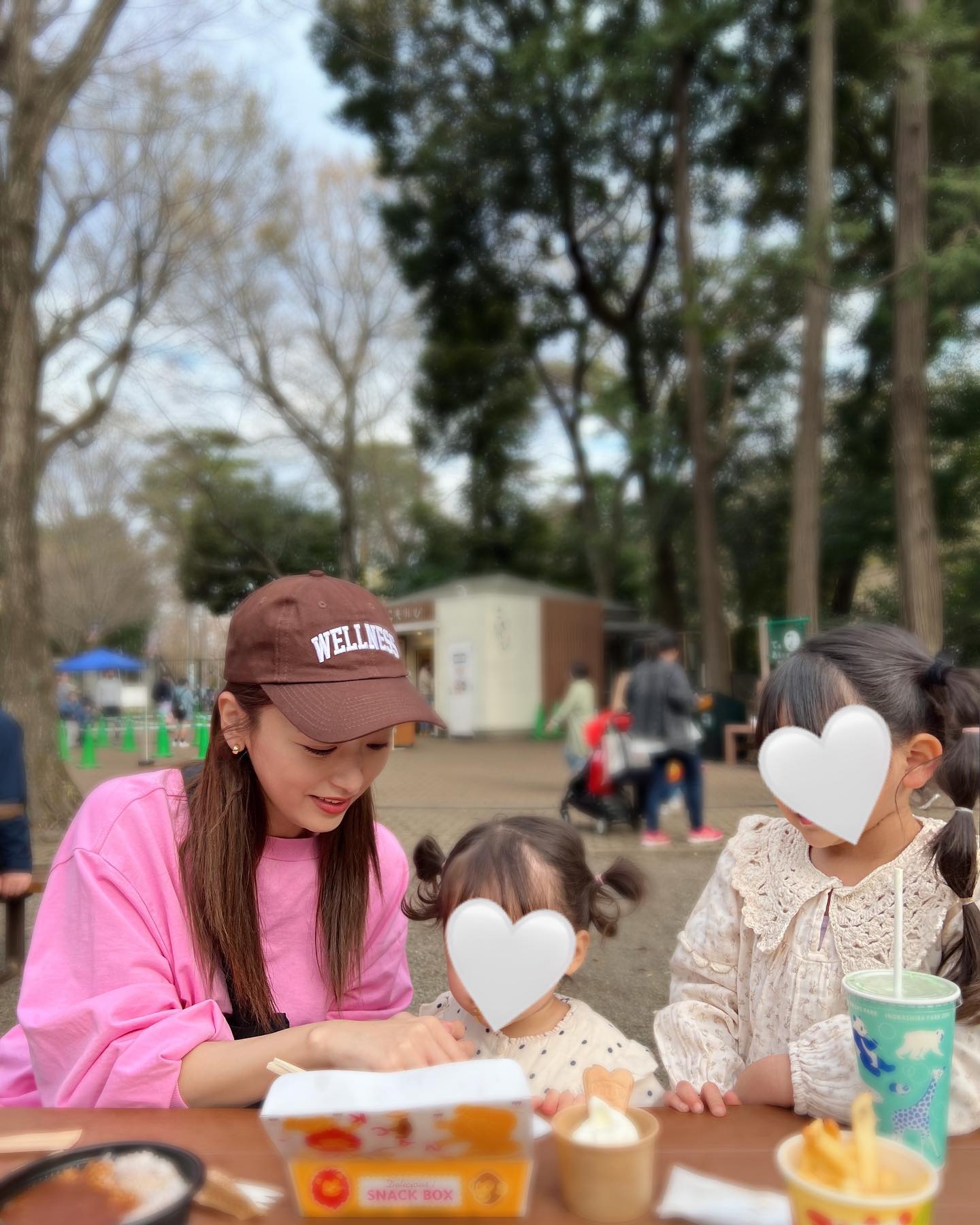 近藤千尋さんが娘&「親戚のような菜香」とお花見🌸ピンクコーデに反響続々