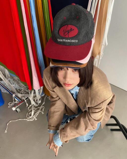 のん、キャップ何個乗せた！？ユニークすぎる古着コーデが可愛すぎる