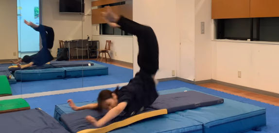 オンリーワンの寝方を実践！美人アクション女優、”私はこう寝る・ムーンサルトスリーピング”ムービーを披露