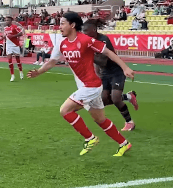 南野拓実が圧巻のドリブル突破を披露