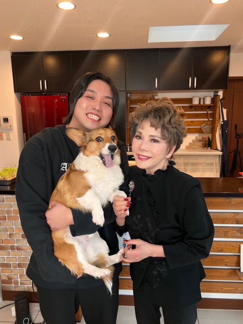 人気YouTuber、デヴィ夫人とのコラボが話題に