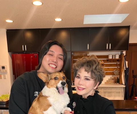 人気YouTuber、デヴィ夫人とのコラボが話題に