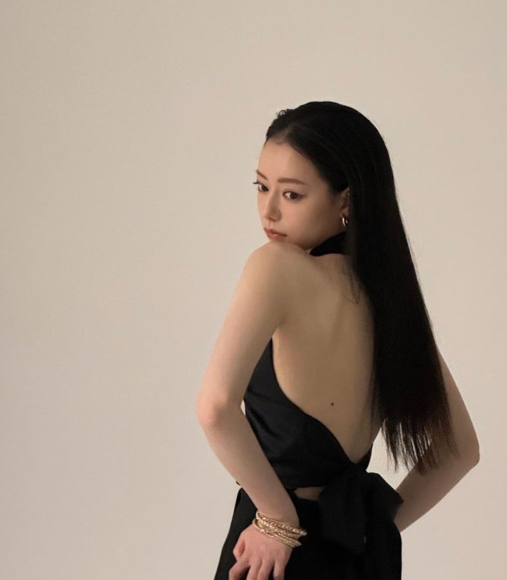 人気YouTuber・なごみの背中開きすぎショットにファンメロメロ