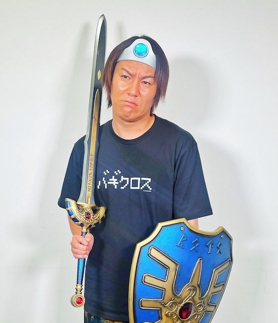 「暑さに弱い勇者か...」「こんな勇者は嫌だ」狩野英孝のコスプレショットが話題に